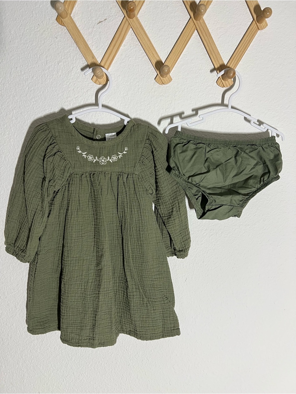 CARTERS • NWOT 100% cotton crinkle dress with embroidery and bloomers